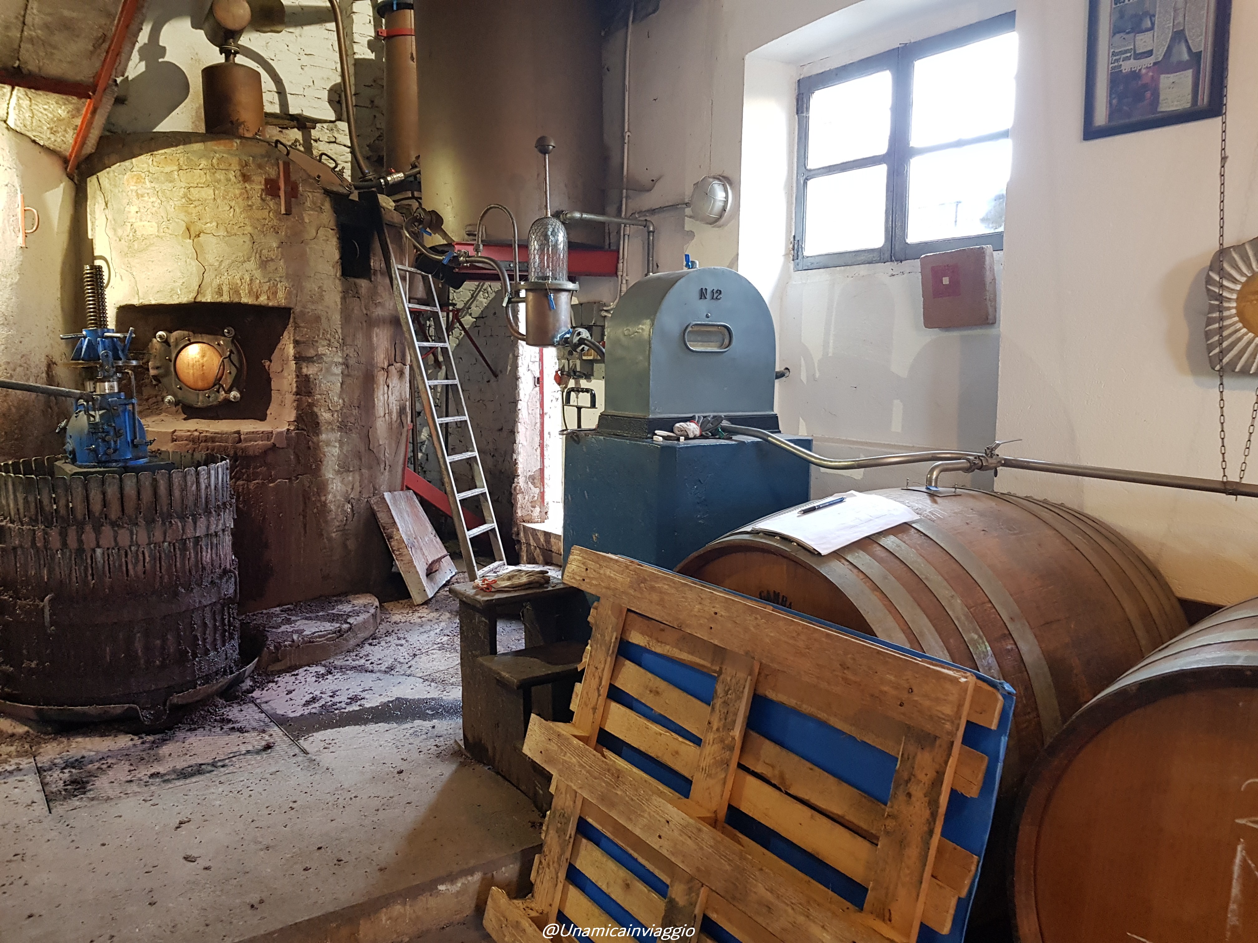 visita alla distilleria romano levi - langhe