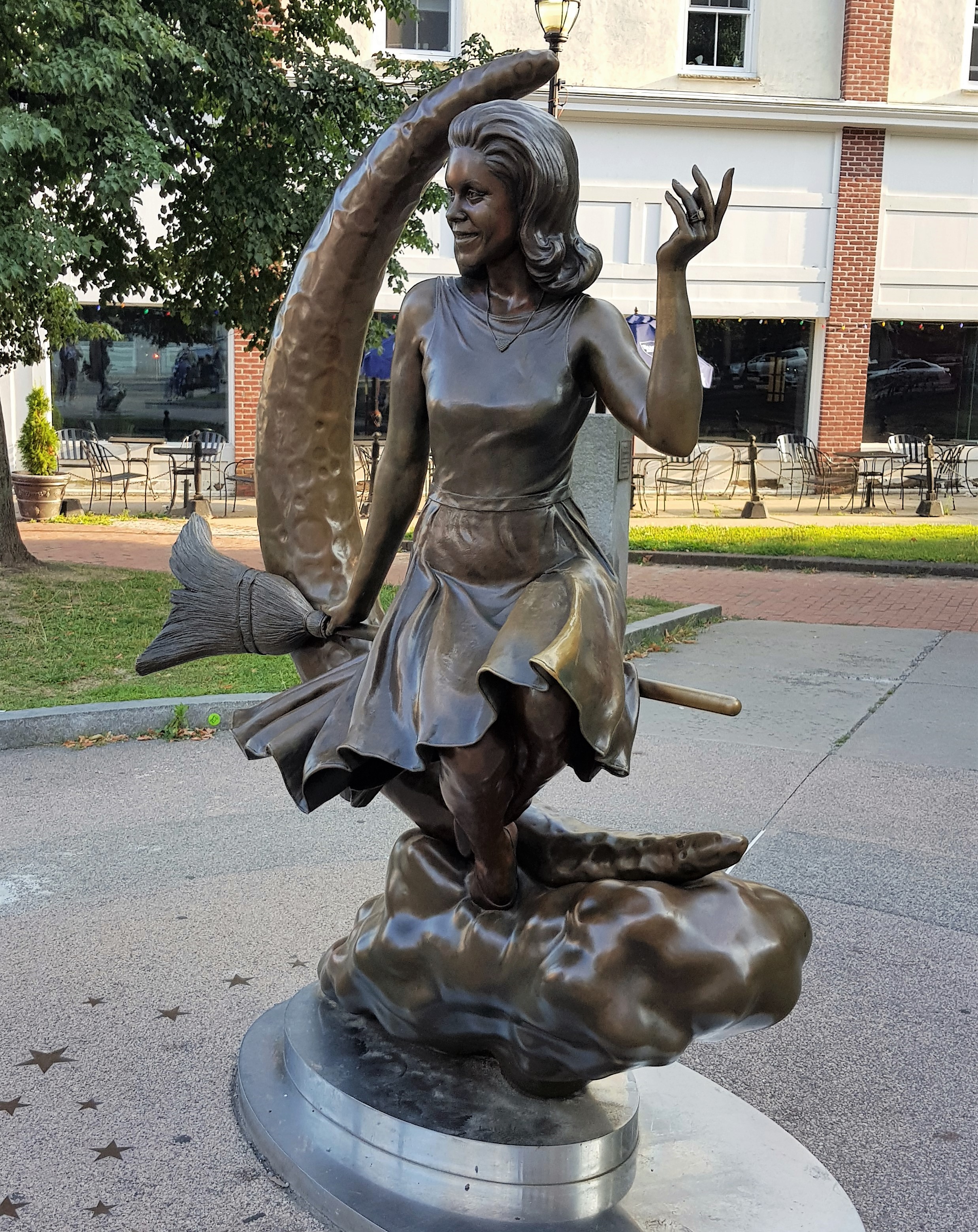 cosa vedere a salem in un giorno - bewitched statue